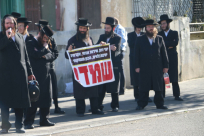  بالصور: تظاهرة للخارديم أمام المحكمة العسكرية في يافا رفضاً للتجنيد